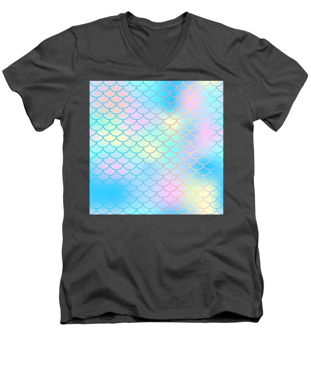 Magiczny ogon syreny w tle. Kolorowy, bezszwowy wzór z siatką na łuski. Niebiesko-różowa powierzchnia skóry syreny. - Męski T-shirt z dekoltem w serek