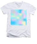 Magiczny ogon syreny w tle. Kolorowy, bezszwowy wzór z siatką na łuski. Niebiesko-różowa powierzchnia skóry syreny. - Męski T-shirt z dekoltem w serek