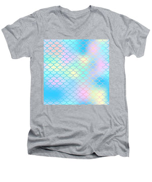 Magiczny ogon syreny w tle. Kolorowy, bezszwowy wzór z siatką na łuski. Niebiesko-różowa powierzchnia skóry syreny. - Męski T-shirt z dekoltem w serek