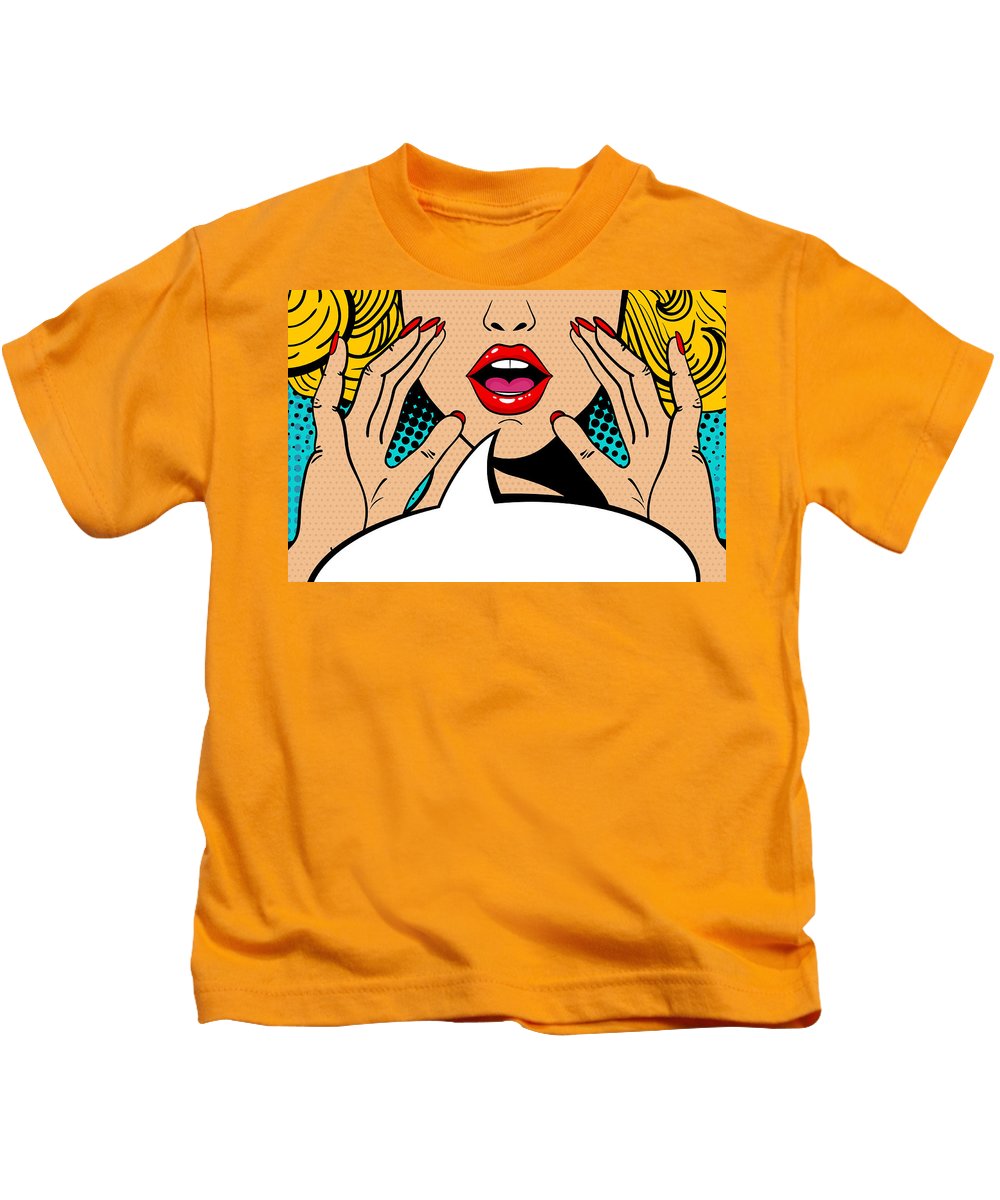 Seksowna, zaskoczona blondynka w stylu pop-art z otwartymi ustami i unoszącymi się rękami, krzycząca „zapowiedź”. Tło wektorowe w stylu komiksowym retro pop-art. Zaproszenie na imprezę. - Koszulka dziecięca.