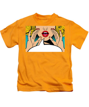 Seksowna, zaskoczona blondynka w stylu pop-art z otwartymi ustami i unoszącymi się rękami, krzycząca „zapowiedź”. Tło wektorowe w stylu komiksowym retro pop-art. Zaproszenie na imprezę. - Koszulka dziecięca.