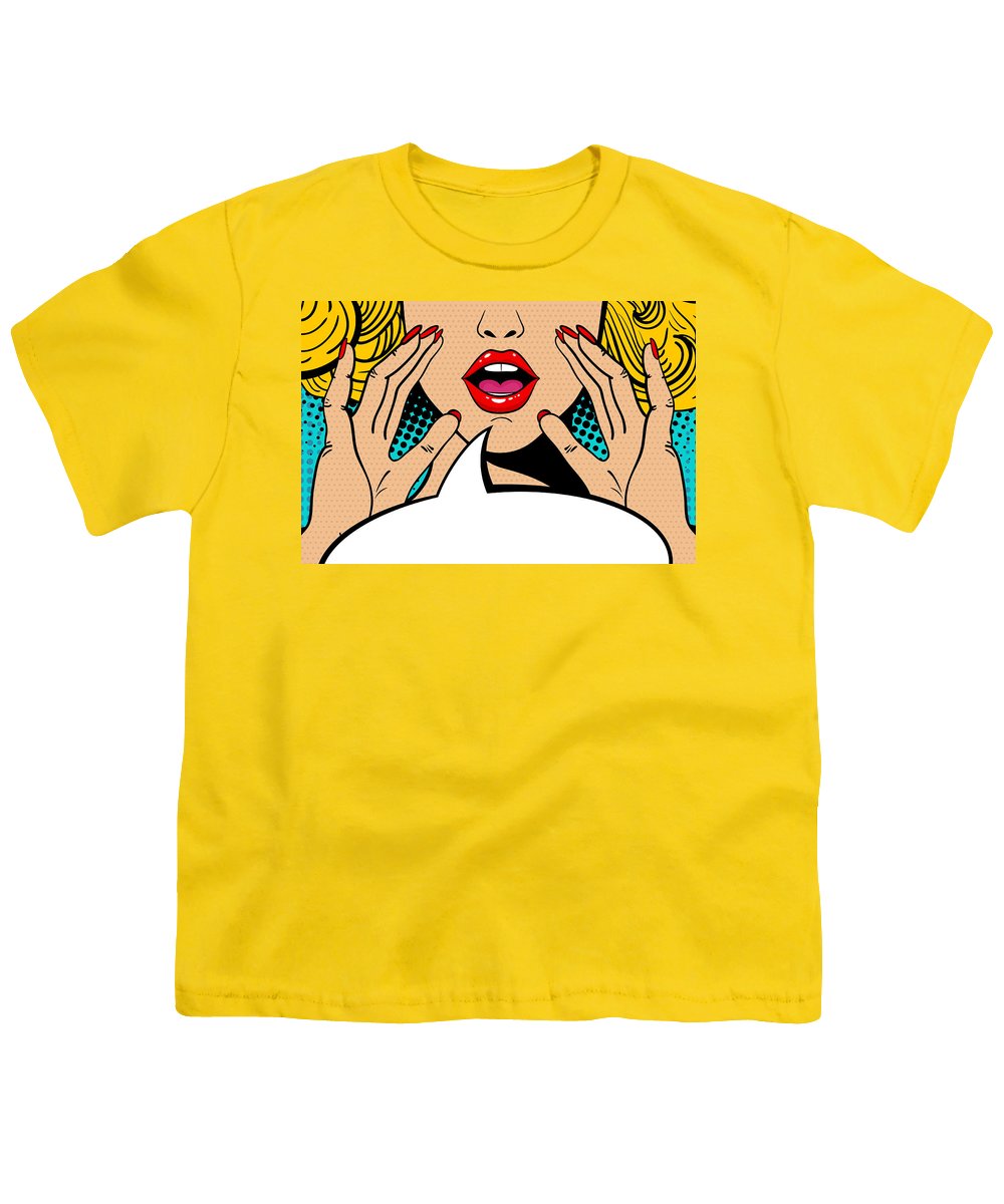 Seksowna, zaskoczona blondynka w stylu pop-art z otwartymi ustami i unoszącymi się rękami, krzycząca „zapowiedź”. Tło wektorowe w stylu komiksowym retro pop-art. Zaproszenie na imprezę. - Koszulka młodzieżowa.