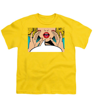 Seksowna, zaskoczona blondynka w stylu pop-art z otwartymi ustami i unoszącymi się rękami, krzycząca „zapowiedź”. Tło wektorowe w stylu komiksowym retro pop-art. Zaproszenie na imprezę. - Koszulka młodzieżowa.