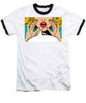 Seksowna, zaskoczona blondynka w stylu pop-art z otwartymi ustami i unoszącymi się rękami, krzycząca „zapowiedź”. Tło wektorowe w stylu komiksowym retro pop-art. Zaproszenie na imprezę. - Koszulka baseballowa.