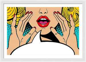 Seksowna, zaskoczona blondynka w stylu pop-art z otwartymi ustami i unoszącymi się rękami, krzycząca „zapowiedź”. Tło wektorowe w stylu komiksowym retro pop-art. Zaproszenie na imprezę. - Oprawiony wydruk.