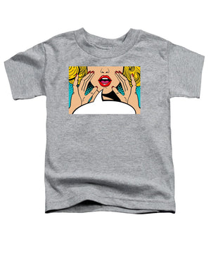 Seksowna, zaskoczona blondynka w stylu pop-art z otwartymi ustami i unoszącymi się rękami, krzycząca „zapowiedź”. Tło wektorowe w stylu komiksowym retro pop-art. Zaproszenie na imprezę. - Koszulka dla malucha.