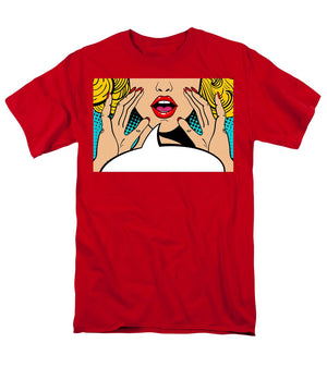 Seksowna, zaskoczona blondynka w stylu pop-art z otwartymi ustami i unoszącymi się rękami, krzycząca „zapowiedź”. Tło wektorowe w stylu komiksowym retro pop-art. Zaproszenie na imprezę. - Męski T-shirt (regularny krój)