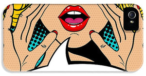 Seksowna, zaskoczona blondynka w stylu pop-art z otwartymi ustami i unoszącymi się rękami, krzycząca „zapowiedź”. Tło wektorowe w stylu komiksowym retro pop-art. Zaproszenie na imprezę. - Etui na telefon