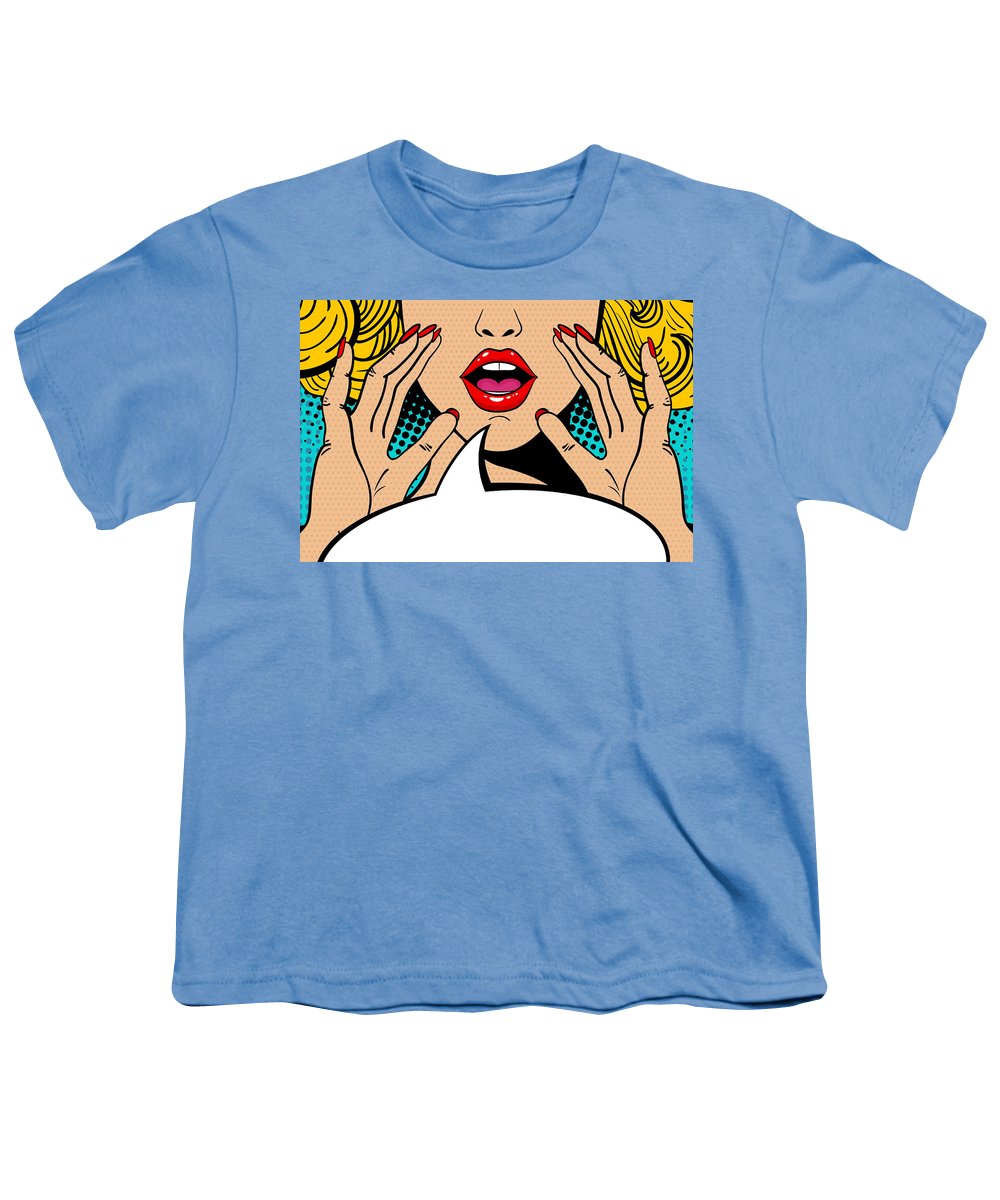 Seksowna, zaskoczona blondynka w stylu pop-art z otwartymi ustami i unoszącymi się rękami, krzycząca „zapowiedź”. Tło wektorowe w stylu komiksowym retro pop-art. Zaproszenie na imprezę. - Koszulka młodzieżowa.