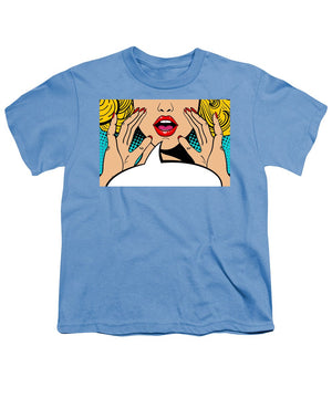 Seksowna, zaskoczona blondynka w stylu pop-art z otwartymi ustami i unoszącymi się rękami, krzycząca „zapowiedź”. Tło wektorowe w stylu komiksowym retro pop-art. Zaproszenie na imprezę. - Koszulka młodzieżowa.