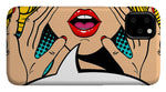 Seksowna, zaskoczona blondynka w stylu pop-art z otwartymi ustami i unoszącymi się rękami, krzycząca „zapowiedź”. Tło wektorowe w stylu komiksowym retro pop-art. Zaproszenie na imprezę. - Etui na telefon