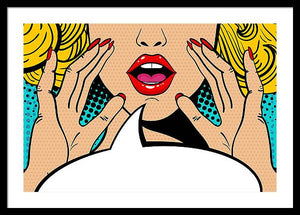 Seksowna, zaskoczona blondynka w stylu pop-art z otwartymi ustami i unoszącymi się rękami, krzycząca „zapowiedź”. Tło wektorowe w stylu komiksowym retro pop-art. Zaproszenie na imprezę. - Oprawiony wydruk.