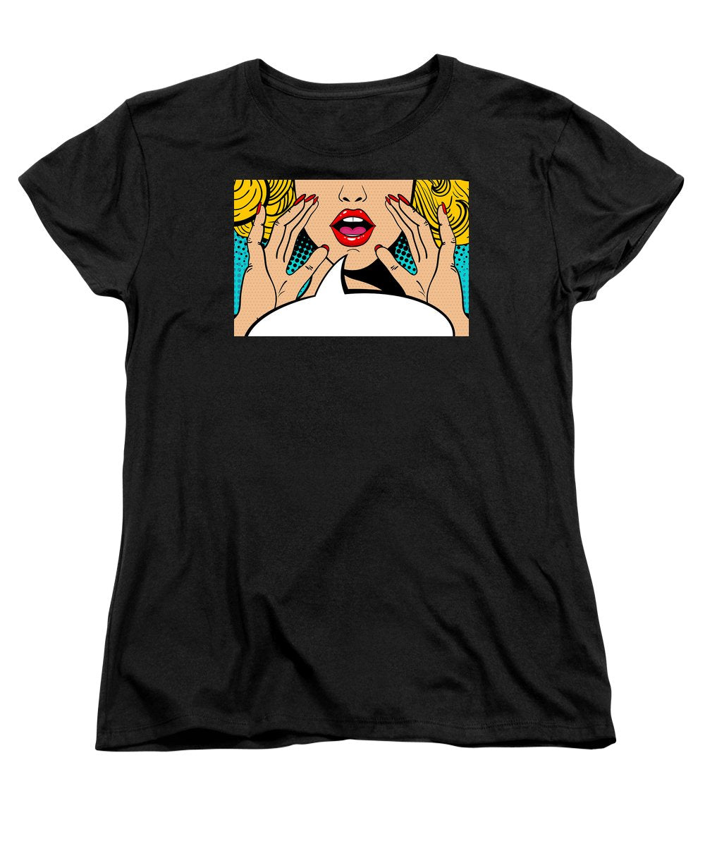 Seksowna, zaskoczona blondynka w stylu pop-art z otwartymi ustami i unoszącymi się rękami, krzycząca „zapowiedź”. Tło wektorowe w stylu komiksowym retro pop-art. Zaproszenie na imprezę. - Koszulka damska (standardowy krój)