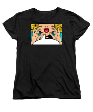 Seksowna, zaskoczona blondynka w stylu pop-art z otwartymi ustami i unoszącymi się rękami, krzycząca „zapowiedź”. Tło wektorowe w stylu komiksowym retro pop-art. Zaproszenie na imprezę. - Koszulka damska (standardowy krój)