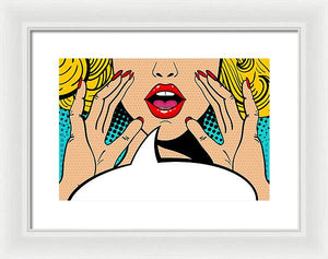 Seksowna, zaskoczona blondynka w stylu pop-art z otwartymi ustami i unoszącymi się rękami, krzycząca „zapowiedź”. Tło wektorowe w stylu komiksowym retro pop-art. Zaproszenie na imprezę. - Oprawiony wydruk.