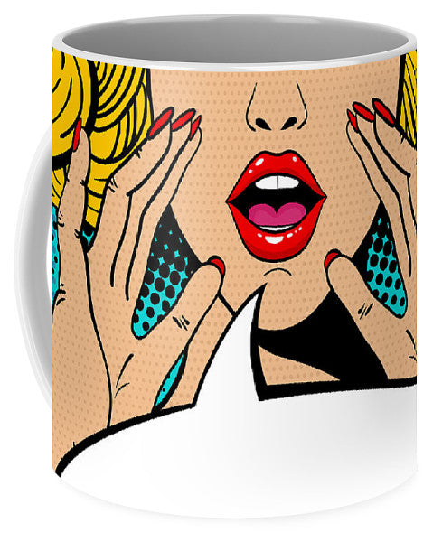 Seksowna, zaskoczona blondynka w stylu pop-art z otwartymi ustami i unoszącymi się rękami, krzycząca „zapowiedź”. Tło wektorowe w stylu komiksowym retro pop-art. Zaproszenie na imprezę. - Kubek