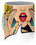 Seksowna, zaskoczona blondynka w stylu pop-art z otwartymi ustami i unoszącymi się rękami, krzycząca „zapowiedź”. Tło wektorowe w stylu komiksowym retro pop-art. Zaproszenie na imprezę. - Kubek