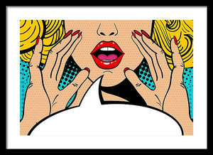 Seksowna, zaskoczona blondynka w stylu pop-art z otwartymi ustami i unoszącymi się rękami, krzycząca „zapowiedź”. Tło wektorowe w stylu komiksowym retro pop-art. Zaproszenie na imprezę. - Oprawiony wydruk.
