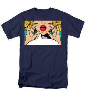 Seksowna, zaskoczona blondynka w stylu pop-art z otwartymi ustami i unoszącymi się rękami, krzycząca „zapowiedź”. Tło wektorowe w stylu komiksowym retro pop-art. Zaproszenie na imprezę. - Męski T-shirt (regularny krój)