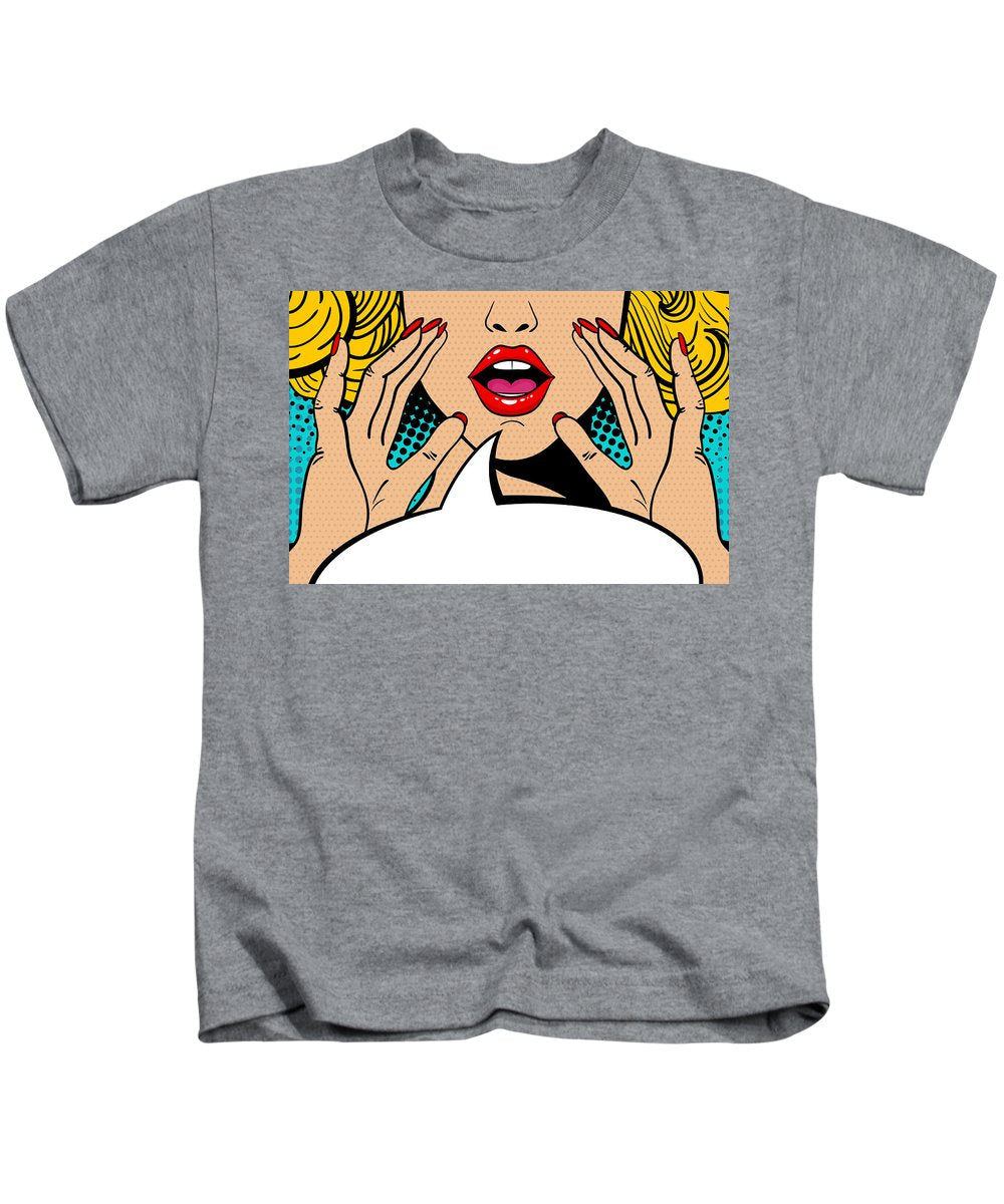 Seksowna, zaskoczona blondynka w stylu pop-art z otwartymi ustami i unoszącymi się rękami, krzycząca „zapowiedź”. Tło wektorowe w stylu komiksowym retro pop-art. Zaproszenie na imprezę. - Koszulka dziecięca.