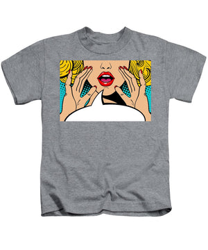 Seksowna, zaskoczona blondynka w stylu pop-art z otwartymi ustami i unoszącymi się rękami, krzycząca „zapowiedź”. Tło wektorowe w stylu komiksowym retro pop-art. Zaproszenie na imprezę. - Koszulka dziecięca.