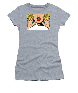 Seksowna, zaskoczona blondynka w stylu pop-art z otwartymi ustami i unoszącymi się rękami, krzycząca „zapowiedź”. Tło wektorowe w stylu komiksowym retro pop-art. Zaproszenie na imprezę. - Koszulka damska.