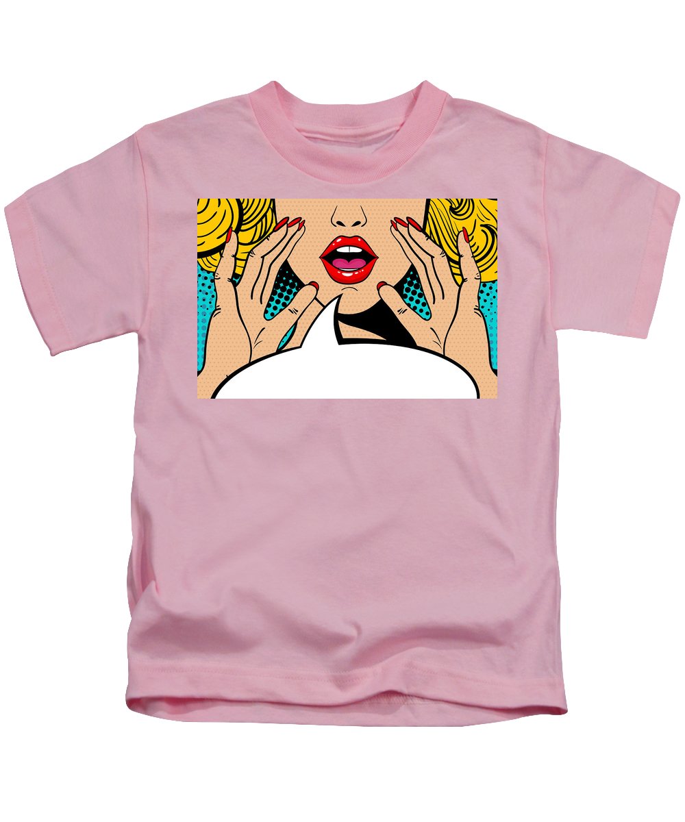 Seksowna, zaskoczona blondynka w stylu pop-art z otwartymi ustami i unoszącymi się rękami, krzycząca „zapowiedź”. Tło wektorowe w stylu komiksowym retro pop-art. Zaproszenie na imprezę. - Koszulka dziecięca.