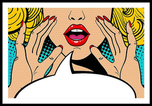 Seksowna, zaskoczona blondynka w stylu pop-art z otwartymi ustami i unoszącymi się rękami, krzycząca „zapowiedź”. Tło wektorowe w stylu komiksowym retro pop-art. Zaproszenie na imprezę. - Oprawiony wydruk.