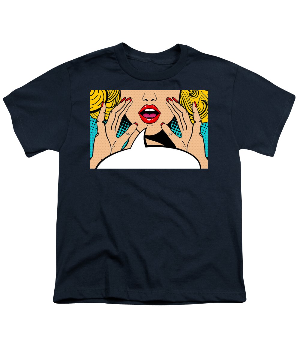 Seksowna, zaskoczona blondynka w stylu pop-art z otwartymi ustami i unoszącymi się rękami, krzycząca „zapowiedź”. Tło wektorowe w stylu komiksowym retro pop-art. Zaproszenie na imprezę. - Koszulka młodzieżowa.