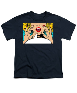Seksowna, zaskoczona blondynka w stylu pop-art z otwartymi ustami i unoszącymi się rękami, krzycząca „zapowiedź”. Tło wektorowe w stylu komiksowym retro pop-art. Zaproszenie na imprezę. - Koszulka młodzieżowa.