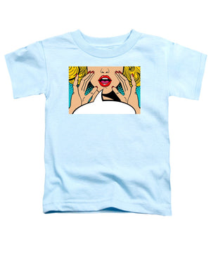 Seksowna, zaskoczona blondynka w stylu pop-art z otwartymi ustami i unoszącymi się rękami, krzycząca „zapowiedź”. Tło wektorowe w stylu komiksowym retro pop-art. Zaproszenie na imprezę. - Koszulka dla malucha.