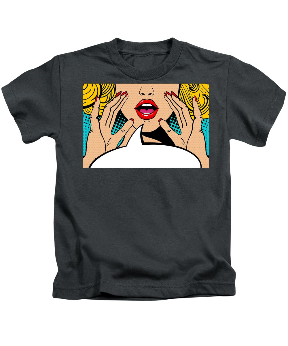 Seksowna, zaskoczona blondynka w stylu pop-art z otwartymi ustami i unoszącymi się rękami, krzycząca „zapowiedź”. Tło wektorowe w stylu komiksowym retro pop-art. Zaproszenie na imprezę. - Koszulka dziecięca.