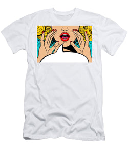 Seksowna, zaskoczona blondynka w stylu pop-art z otwartymi ustami i unoszącymi się rękami, krzycząca „zapowiedź”. Tło wektorowe w stylu komiksowym retro pop-art. Zaproszenie na imprezę. - Koszulka.