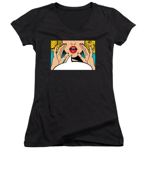 Seksowna, zaskoczona blondynka w stylu pop-art z otwartymi ustami i unoszącymi się rękami, krzycząca „zapowiedź”. Tło wektorowe w stylu komiksowym retro pop-art. Zaproszenie na imprezę. - Damski dekolt w serek.