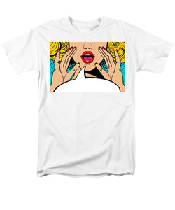 Seksowna, zaskoczona blondynka w stylu pop-art z otwartymi ustami i unoszącymi się rękami, krzycząca „zapowiedź”. Tło wektorowe w stylu komiksowym retro pop-art. Zaproszenie na imprezę. - Męski T-shirt (regularny krój)