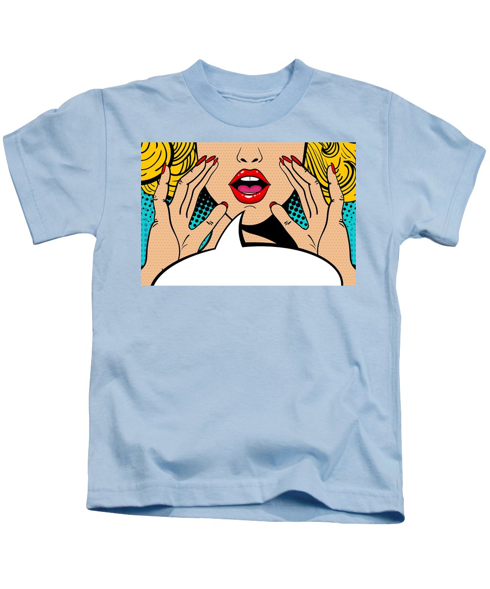 Seksowna, zaskoczona blondynka w stylu pop-art z otwartymi ustami i unoszącymi się rękami, krzycząca „zapowiedź”. Tło wektorowe w stylu komiksowym retro pop-art. Zaproszenie na imprezę. - Koszulka dziecięca.
