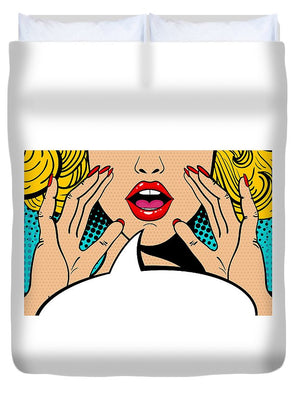 Seksowna, zaskoczona blondynka w stylu pop-art z otwartymi ustami i unoszącymi się rękami, krzycząca „zapowiedź”. Tło wektorowe w stylu komiksowym retro pop-art. Zaproszenie na imprezę. - Poszewka na kołdrę