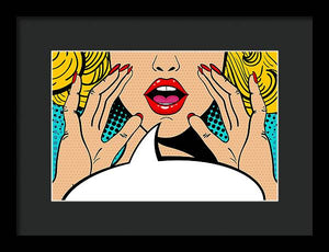 Seksowna, zaskoczona blondynka w stylu pop-art z otwartymi ustami i unoszącymi się rękami, krzycząca „zapowiedź”. Tło wektorowe w stylu komiksowym retro pop-art. Zaproszenie na imprezę. - Oprawiony wydruk.