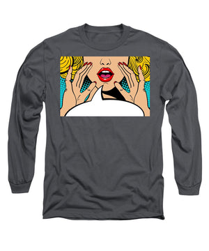 Seksowna, zaskoczona blondynka w stylu pop-art z otwartymi ustami i unoszącymi się rękami, krzycząca „zapowiedź”. Tło wektorowe w stylu komiksowym retro pop-art. Zaproszenie na imprezę. - Koszulka z długim rękawem.