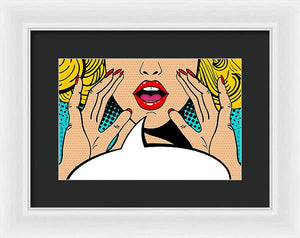 Seksowna, zaskoczona blondynka w stylu pop-art z otwartymi ustami i unoszącymi się rękami, krzycząca „zapowiedź”. Tło wektorowe w stylu komiksowym retro pop-art. Zaproszenie na imprezę. - Oprawiony wydruk.