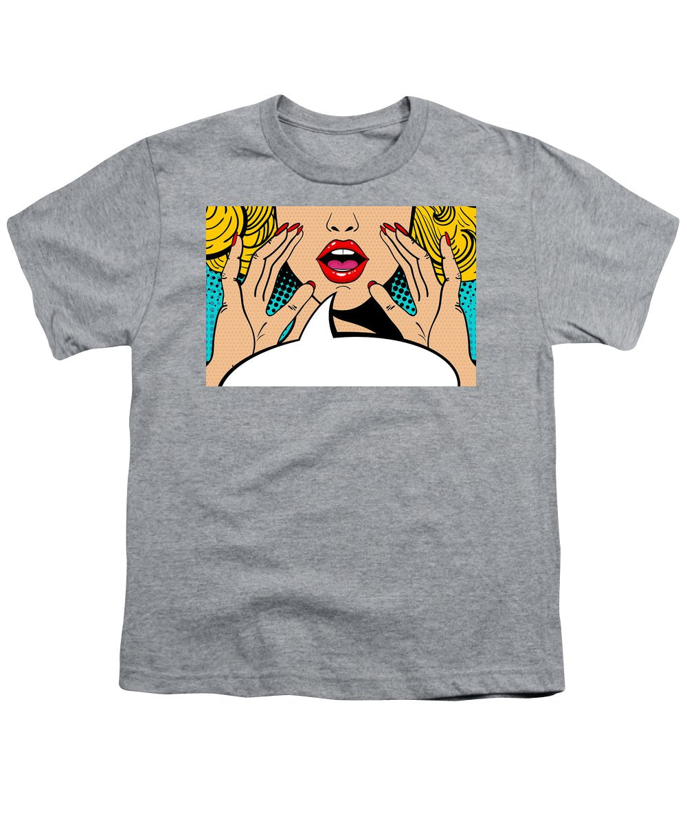 Seksowna, zaskoczona blondynka w stylu pop-art z otwartymi ustami i unoszącymi się rękami, krzycząca „zapowiedź”. Tło wektorowe w stylu komiksowym retro pop-art. Zaproszenie na imprezę. - Koszulka młodzieżowa.