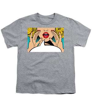 Seksowna, zaskoczona blondynka w stylu pop-art z otwartymi ustami i unoszącymi się rękami, krzycząca „zapowiedź”. Tło wektorowe w stylu komiksowym retro pop-art. Zaproszenie na imprezę. - Koszulka młodzieżowa.