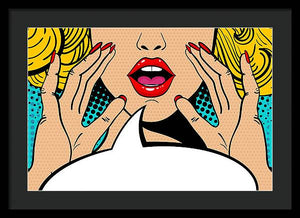 Seksowna, zaskoczona blondynka w stylu pop-art z otwartymi ustami i unoszącymi się rękami, krzycząca „zapowiedź”. Tło wektorowe w stylu komiksowym retro pop-art. Zaproszenie na imprezę. - Oprawiony wydruk.