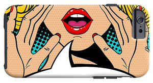 Seksowna, zaskoczona blondynka w stylu pop-art z otwartymi ustami i unoszącymi się rękami, krzycząca „zapowiedź”. Tło wektorowe w stylu komiksowym retro pop-art. Zaproszenie na imprezę. - Etui na telefon