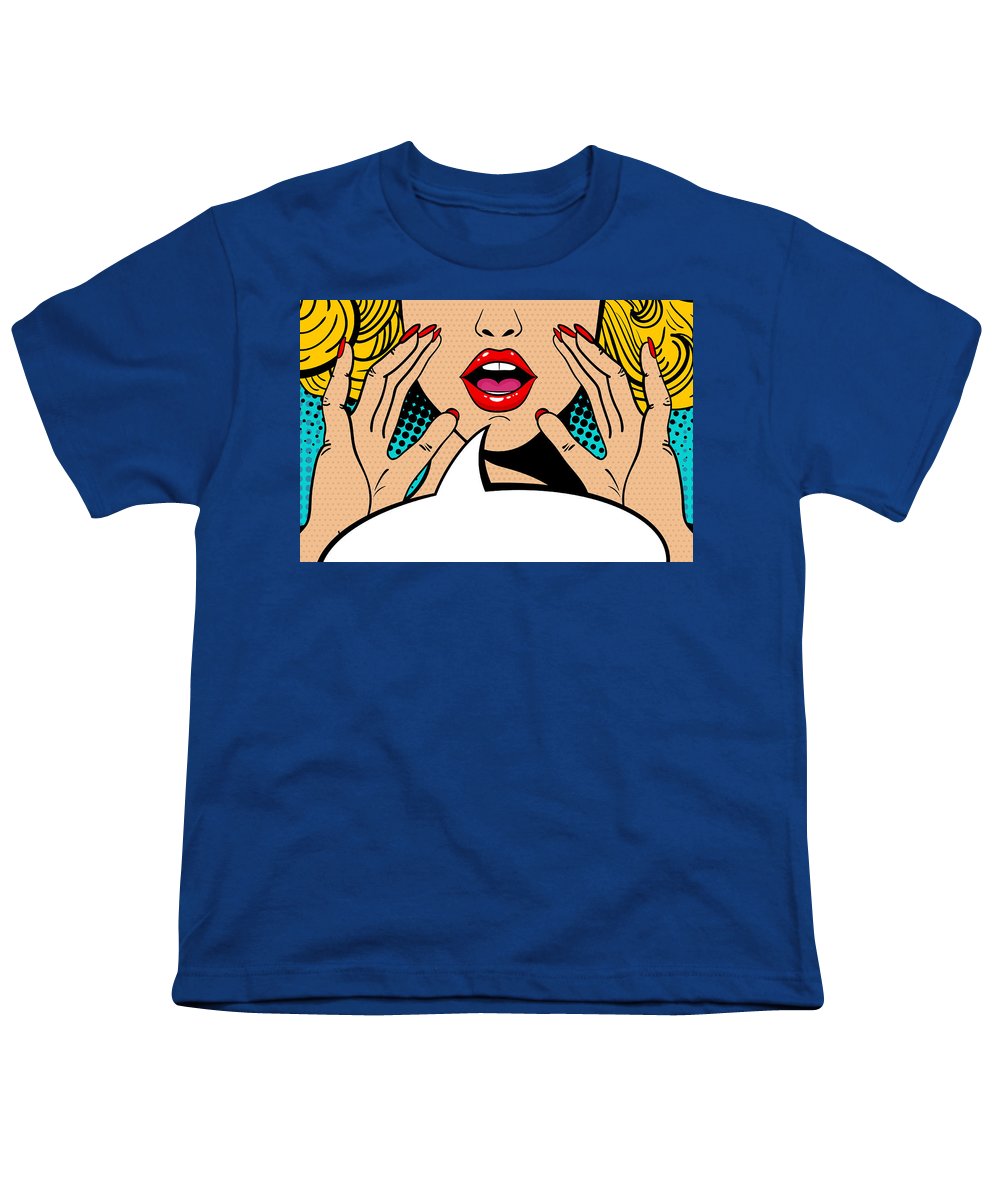 Seksowna, zaskoczona blondynka w stylu pop-art z otwartymi ustami i unoszącymi się rękami, krzycząca „zapowiedź”. Tło wektorowe w stylu komiksowym retro pop-art. Zaproszenie na imprezę. - Koszulka młodzieżowa.