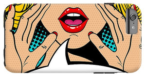 Seksowna, zaskoczona blondynka w stylu pop-art z otwartymi ustami i unoszącymi się rękami, krzycząca „zapowiedź”. Tło wektorowe w stylu komiksowym retro pop-art. Zaproszenie na imprezę. - Etui na telefon
