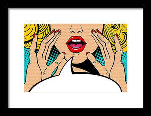Seksowna, zaskoczona blondynka w stylu pop-art z otwartymi ustami i unoszącymi się rękami, krzycząca „zapowiedź”. Tło wektorowe w stylu komiksowym retro pop-art. Zaproszenie na imprezę. - Oprawiony wydruk.