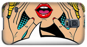 Seksowna, zaskoczona blondynka w stylu pop-art z otwartymi ustami i unoszącymi się rękami, krzycząca „zapowiedź”. Tło wektorowe w stylu komiksowym retro pop-art. Zaproszenie na imprezę. - Etui na telefon