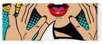 Seksowna, zaskoczona blondynka w stylu pop-art z otwartymi ustami i unoszącymi się rękami, krzycząca „zapowiedź”. Tło wektorowe w stylu komiksowym retro pop-art. Zaproszenie na imprezę. - Mata do jogi