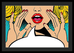 Seksowna, zaskoczona blondynka w stylu pop-art z otwartymi ustami i unoszącymi się rękami, krzycząca „zapowiedź”. Tło wektorowe w stylu komiksowym retro pop-art. Zaproszenie na imprezę. - Oprawiony wydruk.
